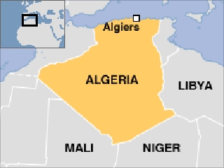 По крайней мере один гражданин Франции, инженер компании по производству водного оборудования Razel, погиб в Алжире в результате взрыва двух бомб на железнодорожной станции