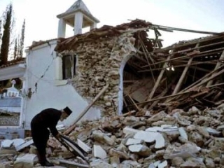 В результате землетрясения повреждены церковь и колокольня, а также здание диспетчерского центра на местном военном аэродроме