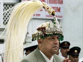 Бывший король Непала Гьянендра согласился передать корону и скипетр республиканским властям, но только если получит гарантии их сохранности и безопасности