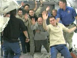 Астронавты шаттла Discovery попрощались с экипажем Международной космической станции и задраили переходной люк между кораблем и станцией