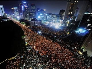 Десятки тысяч человек заполнили этой ночью центр Сеула, протестуя против политики нового президента страны Ли Мен Бака: в первую очередь против его решения разрешить ввоз американской говядины