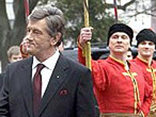 Президент Украины Виктор Ющенко уже три года предлагает переодеть военнослужащих почетного караула в казацкую форму