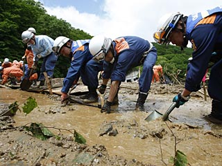 Спасатели обнаружили течь в дамбе, поврежденной при землетрясении в Японии