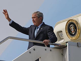 Более двух тысяч британских офицеров полиции обеспечивают безопасность начинающегося сегодня двухдневного рабочего визита президента США Джорджа Буша