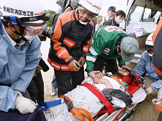 По меньшей мере шесть человек стали жертвами мощного землетрясения магнитудой 7,2, произошедшего в субботу на севере японского острова Хонсю
