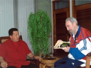 С момента прихода к власти в 1999 году Чавес установил союзнические отношения с Кубой. С Фиделем Кастро его связывает самая близкая личная дружба