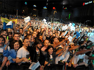 Пол Маккартни в субботу дал бесплатный концерт на Майдане Незалежности в Киеве - шоу с фейерверком включало более тридцати песен, как из репертуара The Beatles, так и из сольных проектов