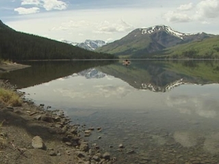 Нефтяное пятно значительных размеров обнаружено на озере Гленнифер-Лейк, в канадской провинции Альберта