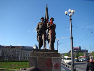 Скульптура на Зеленом мосту в Вильнюсе, изображающая двух советских солдат, постоянно подвергается нападкам литовских националистов. В ночь на 9 мая памятник Советским воинам был в очередной раз осквернен. Памятник был облит красной краской