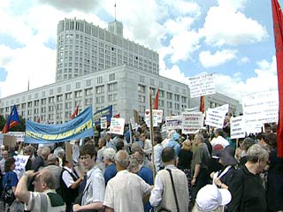Уличные митинги и демонстрации более половины россиян считают нормальными демократическими средствами достижения гражданами своих целей, и власти не вправе их запрещать