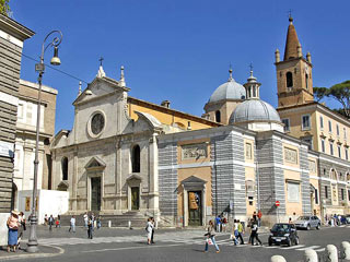 Церковь Санта Мария дель Пополо в центре Рима 