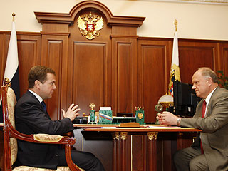 Медведев предложил Зюганову подключиться к борьбе с коррупцией