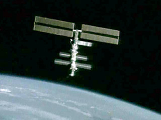 Высоту орбиты Международной космической станции поднимут в четверг на семь километров с помощью двигателей европейского грузового корабля ATV "Жюль Верн"