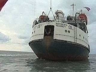 В носовой части затонувшего в Керченском проливе в ноябре прошлого года танкера "Волгонефть-139" зафиксирована утечка нефтепродуктов