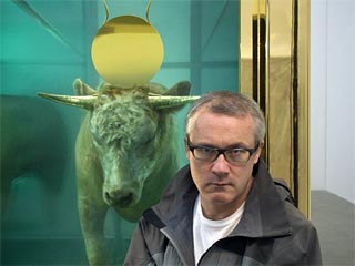 "Золотой телец" Дэмиена Херста назван топ-лотом уникального аукциона Sotheby's