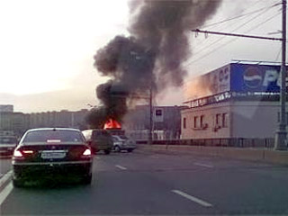Крупное ДТП на МКАД: столкнулись три автомобиля, загорелся бензин