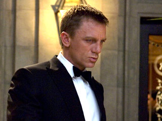 Поцелуй британского актера, сыгравшего Джеймса Бонда в последней картине о приключениях агента 007 "Казино Рояль" Дэниела Крейга, оценили в 19 тысяч фунтов стерлингов