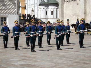 Церемониальный развод пеших и конных караулов Президентского полка в Кремле в эту и следующую субботы не состоится