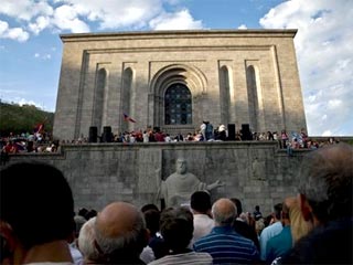 В центре Еревана близ хранилища древних рукописей "Матенадаран" начался несанкционированный митинг сторонников Левона Тер-Петросяна, в котором принимает участие 25-30 тысяч человек