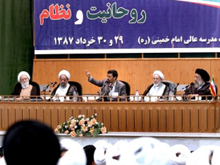 Президент Ирана Махмуд Ахмади Нежад обвинил Соединенные Штаты и их союзников в попытке организовать покушение на его жизнь во время визита в Ирак, который состоялся в марте этого года