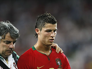 "Манчестер Юнайтед" не намерен рассматривать предложения о продаже своей главной звезды, португальского полузащитника Криштиану Роналду