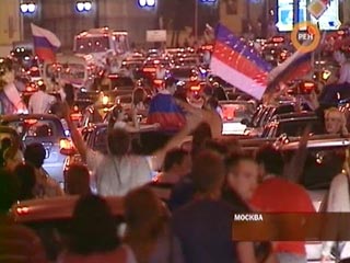 Минувшей ночью на площади и улицы Москвы праздновать победу футбольной сборной России над командой Голландии вышли почти 500 тыс. человек
