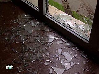 Неизвестные преступники в воскресенье обстреляли квартиру по проспекту Эльбрусский, где находилось шесть человек, и бросили в окно гранату