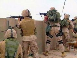 Представитель местной власти иракского города Мадаин в приступе ярости застрелил двух американских военнослужащих. Однополчане погибших ответным огнем убили нападавшего