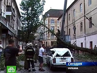 После урагана, который пронесся в понедельник над западными областями Украины, в стране остаются обесточенными 920 населенных пунктов