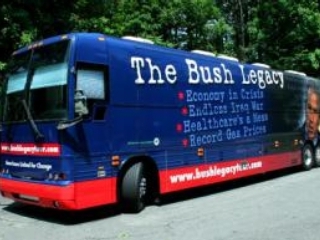 Крупногабаритный автобус, украшенный портретом президента страны и надписями: "Наследие Буша: экономика в кризисе; бесконечная война в Ираке; здравоохранение загибается; рекордные цены на бензин", отправился на все лето и осень колесить по стране