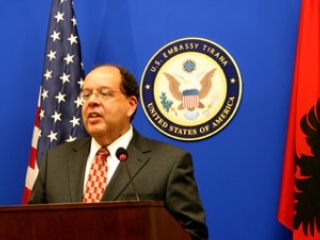Госдепартамент США заявил, что не верит в то, что его посол в Албании Джон Уитерс причастен к попыткам скрыть незаконные поставки китайских патронов в Афганистан