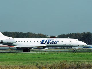 В Тюмени в среду при выруливании на взлетную полосу самолет Ту-134 авиакомпании "Ютэйр" получил повреждения