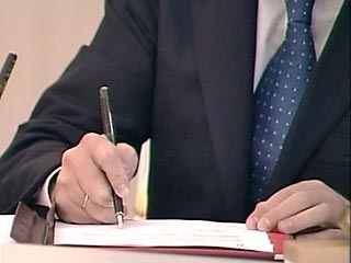 Президент России Дмитрий Медведев подписал федеральный закон "О внесении изменения в статью 1 Федерального закона "О минимальном размере труда"