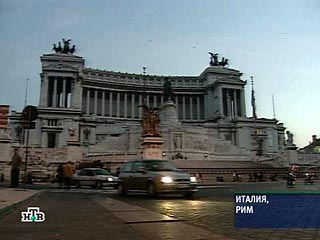 Итальянский Сенат одобрил декрет, позволяющий "заморозить" рассмотрение в суде дела, связанного с председателем совета министров Италии Сильвио Берлускони, обвиняемого в коррупции