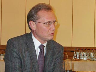 На пресс-конференции в Москве посла Латвии в России Андриса Тейкманиса облили томатным соком