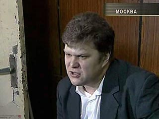 Новый лидер партии "Яблоко", депутат Мосгордумы Сергей Митрохин, оказался замешан в первый со времен своего избрания инцидент. По сообщениям его самого и его сторонников, его избили неизвестные люди в штатском