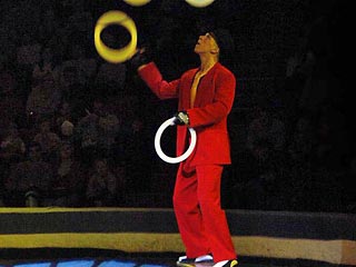 В программе "цирка за колючей проволокой" - акробатические номера, фокусы, жонглирование. Времени на репетиции мало, но местной публике нравится подготовленная самодеятельными артистами программа