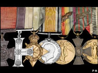 Несколько орденов и медалей героя Первой мировой войны, британского майора Герберта Джонса, в том числе высшая военная награда Великобритании, Крест Виктории, проданы на аукционе в Лондоне за рекордную сумму