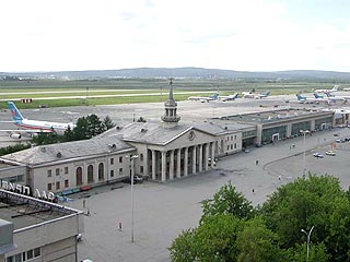 27 июня в екатеринбургском аэропорту Кольцово в 10:43 по местному времени грузовой самолет Ан-12 московской авиакомпании "Космос" после прекращения взлета по причине отказа двигателя выкатился с взлетно-посадочной полосы