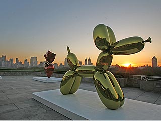 Выставка самого дорогого и неоднозначно воспринимаемого современного скульптора Джеффа Кунса открылась на крыше музея Метрополитен в Нью-Йорке