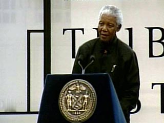 Нельсон Мандела, несмотря на свой уход из большой политики, ведет активную международную правозащитную деятельность, выступает во главе кампаний по борьбе с бедностью и болезнями в Африке