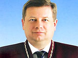 Судья КС Петр Стецюк отметил, что это решение было связано с тем, что ряд депутатов вышли из фракций политических сил, по спискам которых они были избраны, и в индивидуальном порядке вступили в коалицию