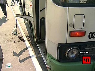 В Москве на пересечении Варшавского шоссе и улицы Газопровод произошло столкновение рейсового автобуса с рейсовым троллейбусом