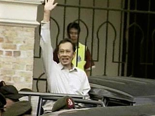 В Малайзии лидер оппозиционного движения "Реформаси" Анвар Ибрагим, уголовно преследуемый за гомосексуализм, укрылся в посольстве Турции