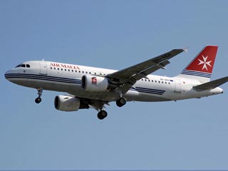 Самолет Airbus 319 национальной мальтийской авиакомпании Air Malta, выполнявший рейс из столичного аэропорта "Домодедово" в аэропорт "Лука" (недалеко от столицы Мальты - Валетта), совершил вынужденную посадку в другом московском аэропорту "Внуково"