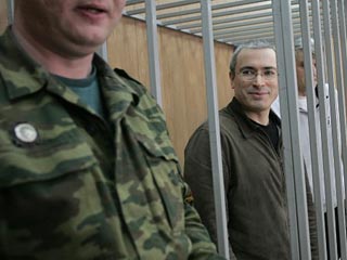 В Следственном комитете при прокуратуре (СКП) РФ сообщили, что Ходорковскому, а также руководителю МЕНАТЕП Платону Лебедеву предъявлено обвинение в новой формулировке по 4 статьям Уголовного кодекса России