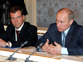 Премьер Владимир Путин и президент Дмитрий Медведев намерены создать в России по меньшей мере двухпартийную систему