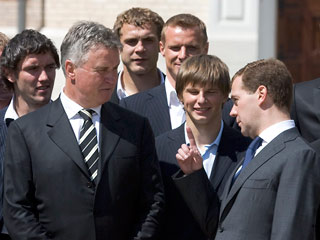 Президент РФ Дмитрий Медведев поздравил российскую сборную, завоевавшую бронзу на чемпионате Европы по футболу, назвал этот результат выдающимся и выразил надежду на будущие победы