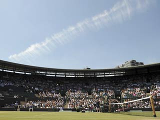 Пятьдесят зрителей Уимблдонского теннисного турнира перегрелись на солнце и пострадали от обезвоживания во вторник, который стал самым жарким днем текущего года в Лондоне