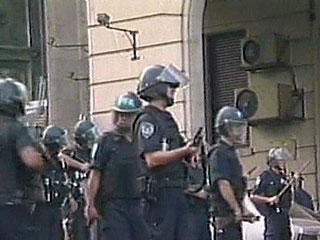 Полиция Аргентины обычно не вмешивается в акции протеста, считая подобное проявление в обществе защиты прав не противоречащих закону